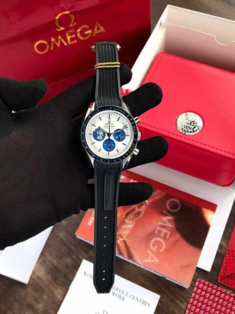 Omega Speedmaster Snoopy Edition Chronograph Watch – White Dial, Blue Subdials, Black Strap, Professional - Image 4