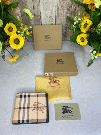 Burberry Vintage Check Bifold Wallet with Equestrian Knight Logo – Premium Beige Designer Edition